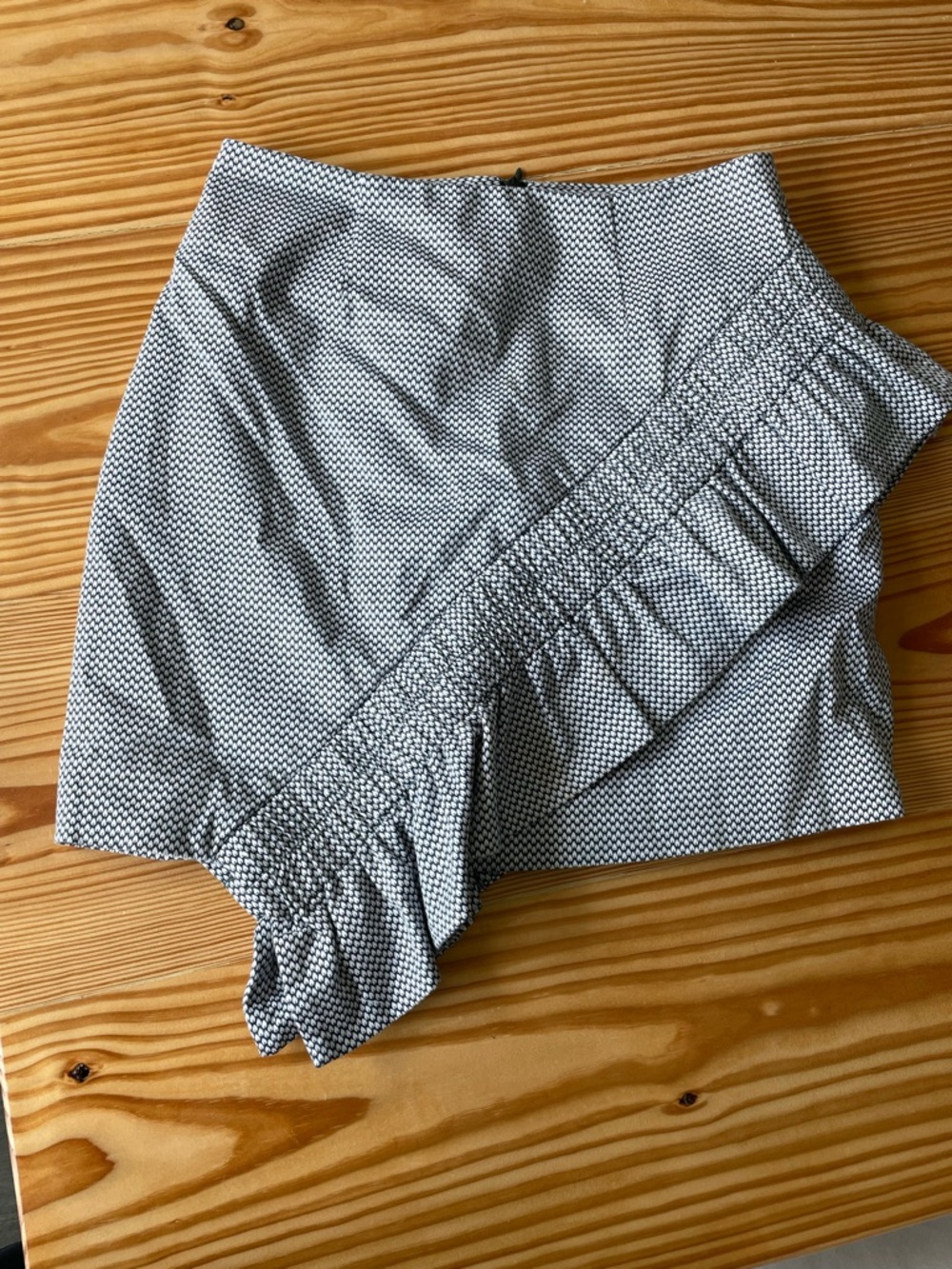 CAMEO Collective XS Black-White Pattern Mini Skirt Ruffle Resort Style